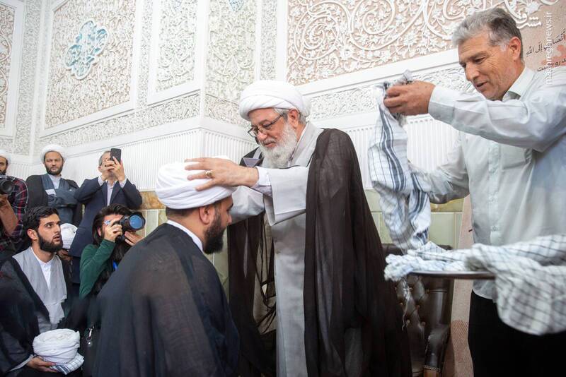 آئین عمامهگذاری در جوار مزار آیتالله شهید سلیمانی آئین عمامهگذاری در جوار مزار آیتالله شهید سلیمانی