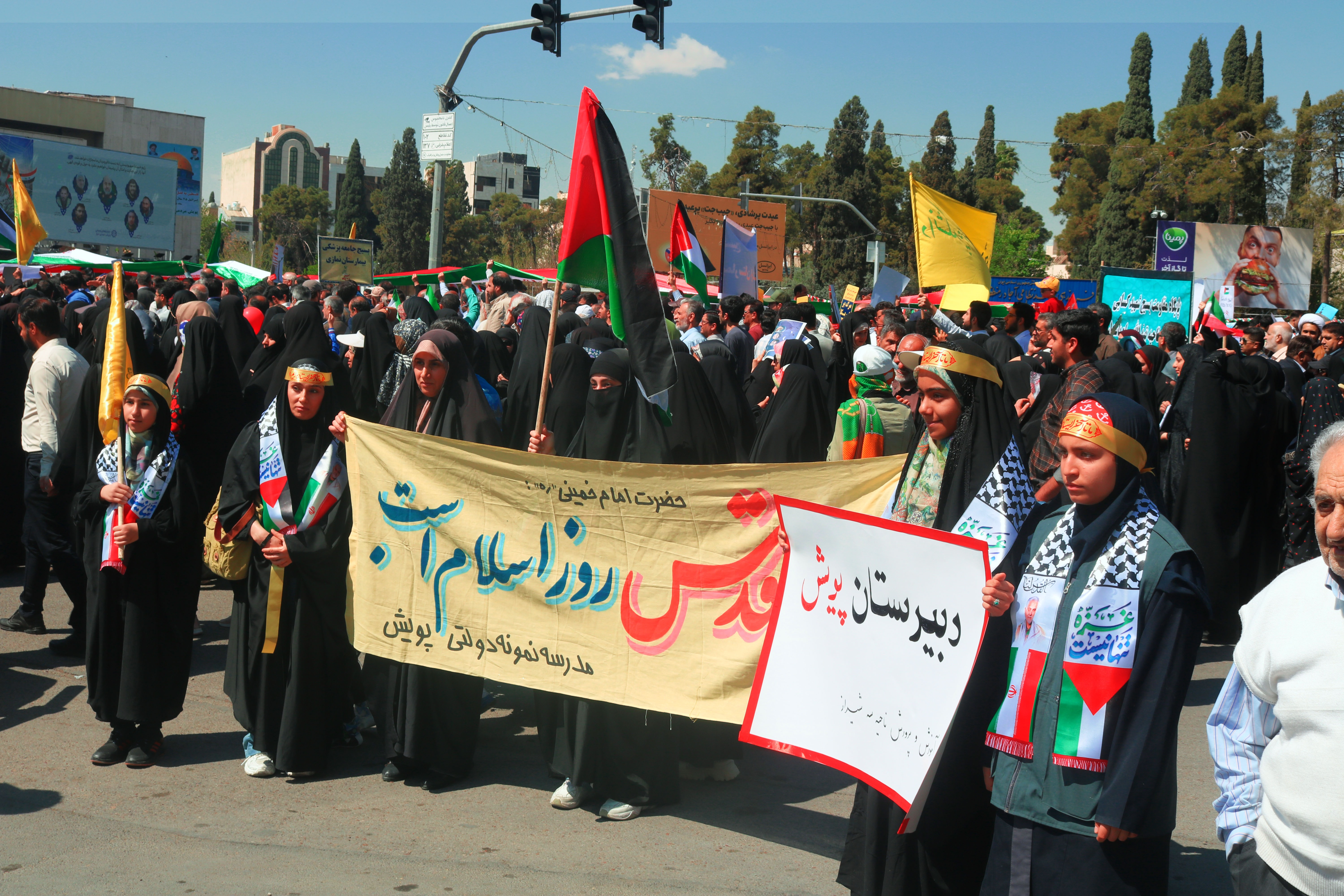 راهپیمایی روز جهانی قدس در آخرین روز ماه مبارک رمضان امسال نیز با شور و شکوه خاصی برگزار شد راهپیمایی روز جهانی قدس در آخرین روز ماه مبارک رمضان امسال نیز با شور و شکوه خاصی برگزار شد